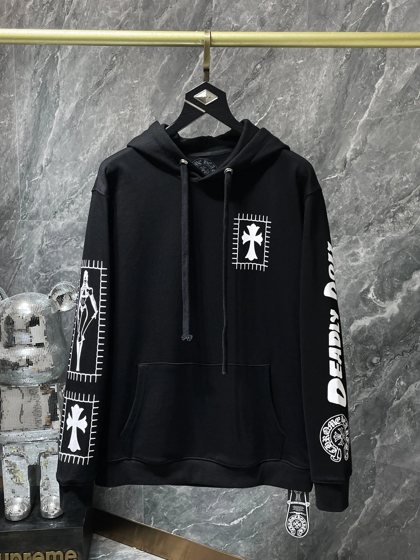 P246 Chrome Hearts Autumn and Winter 25ss. Counter synchronization. High gram weight, environmentally friendly and high-quality top-grade fabric. Big horseshoe deadly doll hooded sweatshirt. Imported environmentally friendly glue printing and dyeing. Counter synchronization. Re-engraved version 1:1. Recommended color: black. Size: S, M, L, XL.